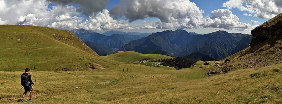 Scendendo dal Monte Avaro (2080 m) sul sent. 109A ai Piani 